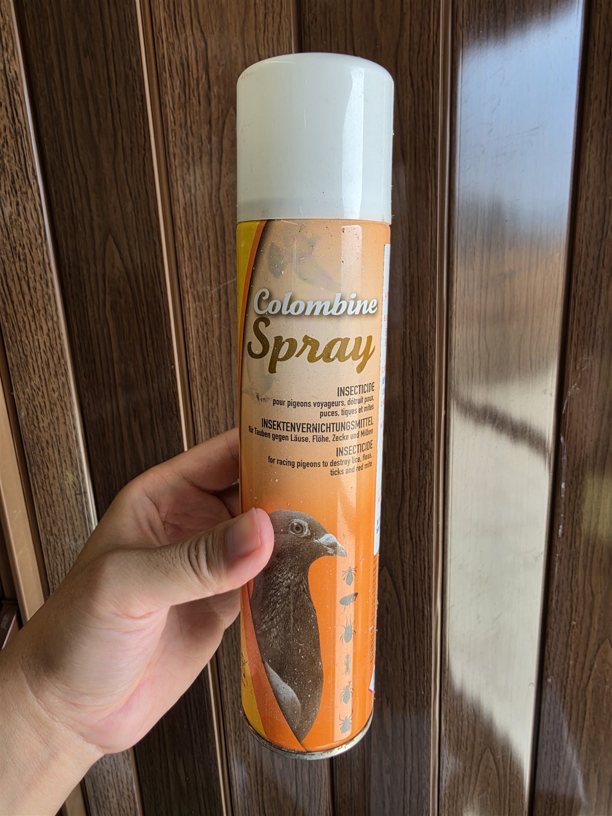 Colombine Spray 鴿用除蟲噴劑的正面與背面